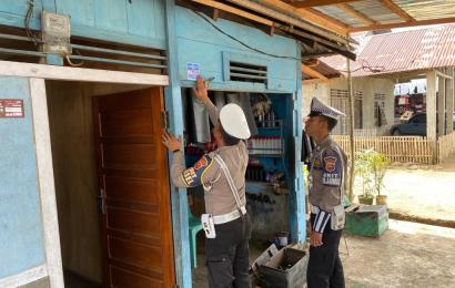 Satlantas Polres Lebong Pasang Stiker Imbauan di Bengkel
