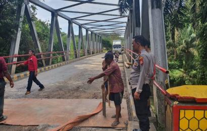 Kapolsek Batik Nau Berikan Imbauan Kepada Masyarakat yang Melintasi Jembatan Rusak di Desa Peninjau 