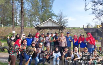 Bersama Ormas, Kapolsek Teluk Segara Polresta Bengkulu Bersihkan Sampah di Kota Tuo Pasar Bengkulu