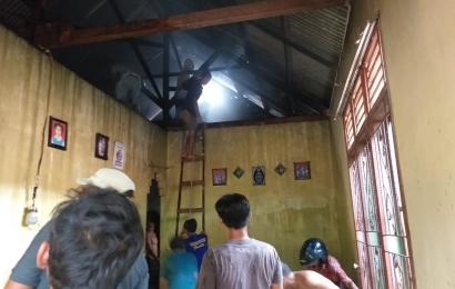Bersama Warga, Bhabinkamtibmas Polsek Seginim Ikut  Padamkan Kebakaran