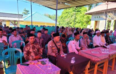 Bhabinkamtibmas Polres Kaur Membaur Bersama Warga Ikuti Peringatan Isra Miraj