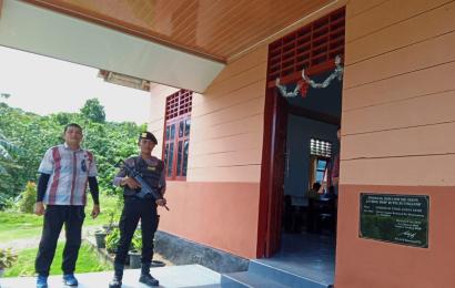 Berikan Rasa Aman dan Nyaman pada Jemaat, Polsek Enggano Melaksanakan Pengamanan Gereja