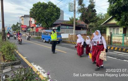 Lakukan Pengaturan Lalu Lintas Pagi, Satlantas Polres Rejang Lebong Ciptakan Kamseltibcar Lantas Yang Kondusif.