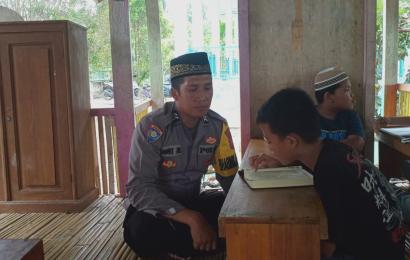 Dekatkan Diri Dengan Masyarakat, Bhabinkamtibmas Polsek Manna Polres BS Polda Bengkulu Ajarkan Mengaji