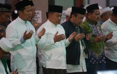Jenderal Dudung Bersama Kyai Cholil Nafis Sholat Subuh Berjamaah di Masjid Agung Cianjur