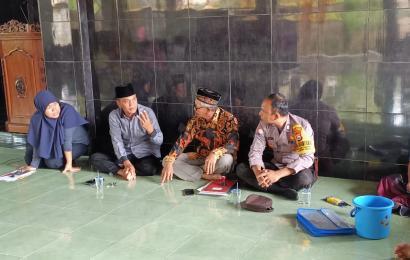 Jalin Keakraban, Bhabinkamtibmas Polsek Kampung Melayu Polresta Bengkulu Hadiri Pemilihan Ketua RT