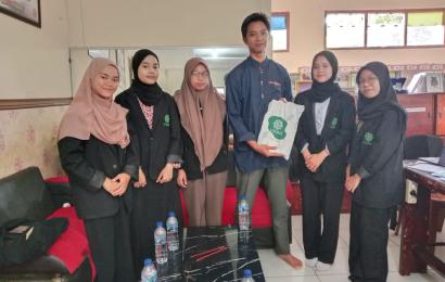 Mahasiswa Akuntansi Sosialisasi PMB UNUSIA Secara Mandiri