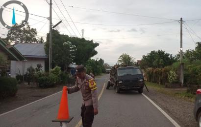 Personel Polsek Lubuk Pinang Polres Mukomuko Atasi Gangguan Arus Lalu Lintas