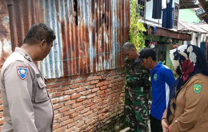 Bhabinkamtibmas Polresta Bengkulu Dampingi Pak Camat Cek Bangunan Penyebab Banjir