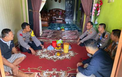 Peduli, Kapolres Kaur Jenguk Anggotanya yang Sakit