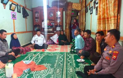 Bersama Personel TNI, Kapolsek Lebong Atas Sambang ke Rumah Duka Warga Meninggal Dunia