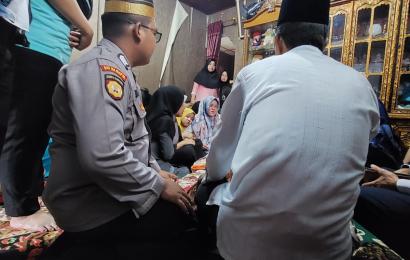Sambang Duka, Bhabinkamtibmas Polresta Bengkulu Turut Bacakan Yasin dan Pimpin Doa