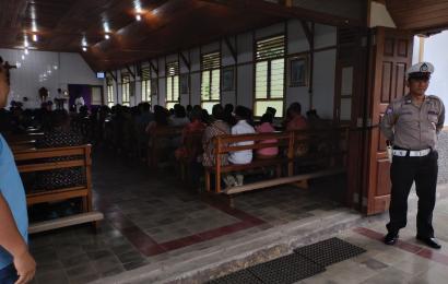 Personel Polsek Sindang Kelingi Amankan Ibadah Pra Paskah