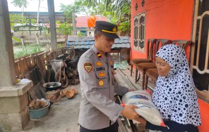 Polsek Kaur Utara Berbagi Sembako ke Warga Tidak Mampu