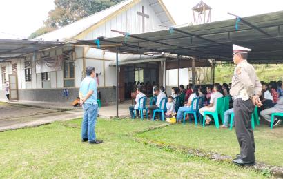Personel Polsek Sindang Kelingi Beri Pengamanan Ibadah Pra Paskah di Gereja 
