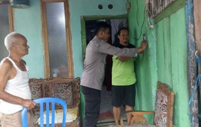 Sinergi Tiga Pilar, Bhabinkamtibmas Pondok Besi Monitoring Pemasangan Stiker Merdeka Sampah