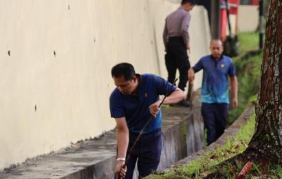 Personel Polres Kepahiang Bersih-Bersih Lingkungan Mapolres