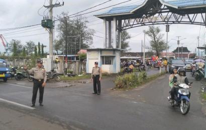 Polsek KSKP Lakukan Pengaturan Lalin dan Imbauan Kamtibmas ke Pengunjung Pasar Ikan TPI