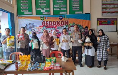 Bantu Warga, Kapolsek Manna Gerakkan Pasar Murah