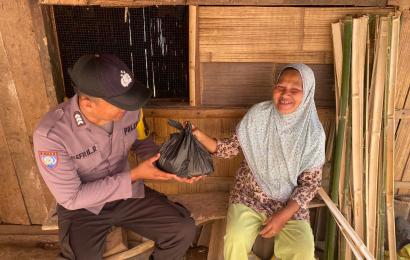 Bhabinkamtibmas Polsek Muara Sahung Salurkan Bantuan sembako Ke Warga