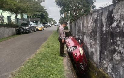 Lupa Ngerem Tangan, Mobil Vios Nyungsep di Siring, Polisi Sigap Menolong