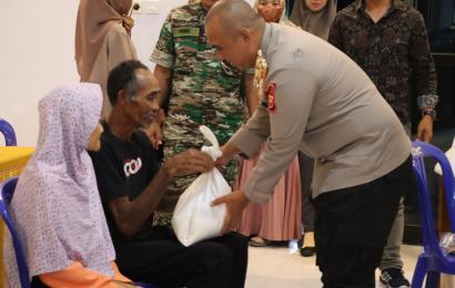 Usai Jumat Curhat, Kapolres Rejang Lebong Bagikan Sembako 
