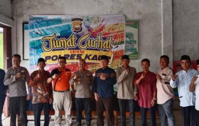 Usai Jumat Curhat, Polres Kaur Bagi Minyak Goreng ke Warga