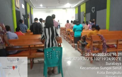 Bhabinkamtibmas Polsek Teluk Segara Beri Pengamanan Ibadah Umat Nasrani di Kelurahan Surabaya