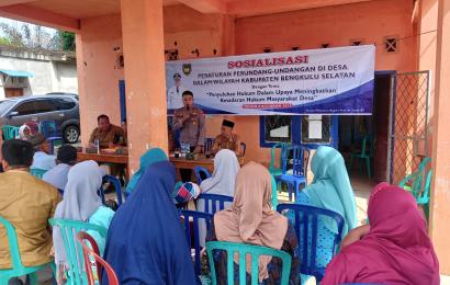 Kapolsek Sosialisasikan Peraturan Perundang-undangan di Desa Karang Caya Kedurang Ilir