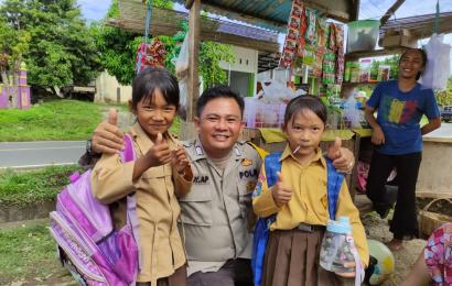 Pak Bhabin Sambang Sekolah, Jalin Keakraban dengan Siswa Siswi