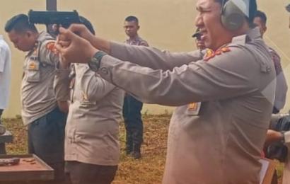 Tingkatkan Kemampuan, Kapolres Bengkulu Utara Pimpin Latihan Menembak