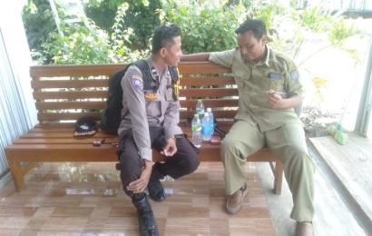 Bhabinkamtibmas Polsek Kerkap Saat Menghimbau warga desa binanya untuk sadar akan kewajiban menjaga keamanan 