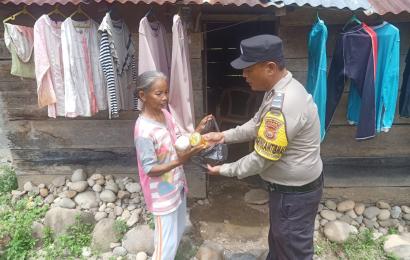 Bhabinkamtibmas Polres Kaur Salurkan Bantuan ke Warga yang Membutuhkan