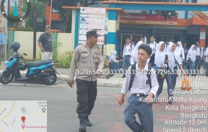 Personel Polsek Ratu Samban “Strong Point Sore” Didepan SMK N 1 Kota Bengkulu