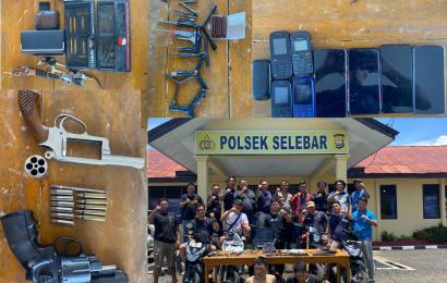 Terduga pelaku dan barang bukti