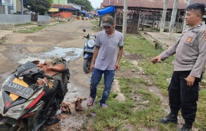 Motor Warga Terbakar, Bhabinkamtibmas Respon Cepat Datangi Lokasi Kejadian