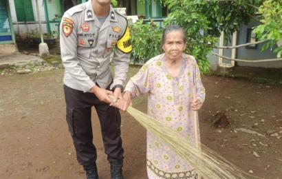 Polisi Humanis Bagikan 1000 Sapu Lidi Kepada Warga Kecamatan Kerkap