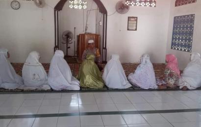 Bhabinkamtibmas Mengajar Tata Cara Salat di Masjid Al-Iqra  Enggano