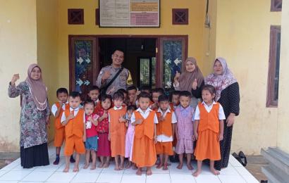Polisi Sahabat Anak, Bhabinkamtibmas Polsek Manna  Kunjungi Murid TK-PAUD Desa Tambangan 