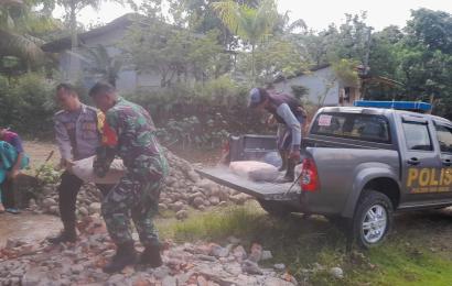 Wujudkan Lingkungan Kondusif, Polsek Giri Mulya Bantu Warga Bangun Pos Kamling 