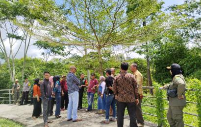 Bhabinkamtibmas Polsek Lebong Atas Hadiri Musyawarah Sosialisasi Penertiban Taman Karang Nio