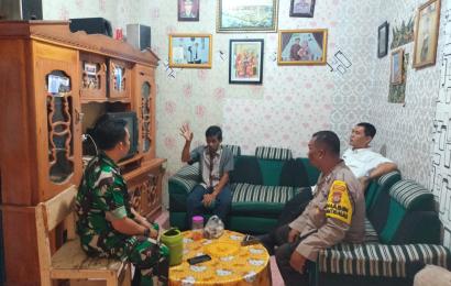 Bhabinkamtibmas Rawa Makmur Terima Keluhan Warga Soal Air Sumur Berbau dan Berbuih