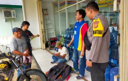 Bhabinkamtibmas Polsek Pino Sambangi Mini Market, Ajak Jaga Kamtibmas