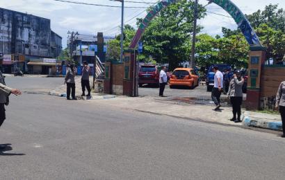 Patroli, Personel Polsek Teluk Segara Lakukan Pengamanan Ibadah Jumat di Masjid Jamik