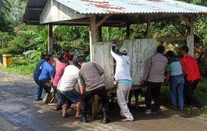 Kapolsek Kerkap dan Warga Bergotong Royong Pindahkan Pos Kamling