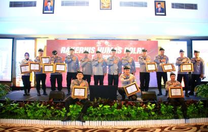 Penghargaan Kadiv Humas Pada Saat Rakernis Humas Polri