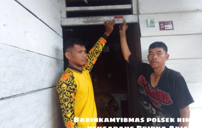 Sambang Warga, Bhabinkamtibmas Polsek Rimbo Pengadang Pasang Stiker dan Sampaikan Imbauan Kamtibmas