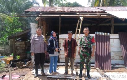 Bhabinkamtibmas dan Warga Saat Membantu Memperbaiki Rumah Warga Yang Rusak Akibat Puting Beliung