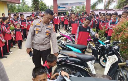Kapolsek Seginim Laksanakan Pembinaan Pelajar di SMKN 7 BS