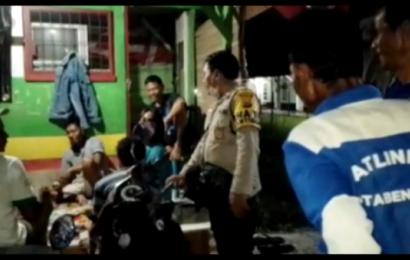 Bhabinkamtibmas Saat Laksanakan Patroli Malam Bersama Linmas
